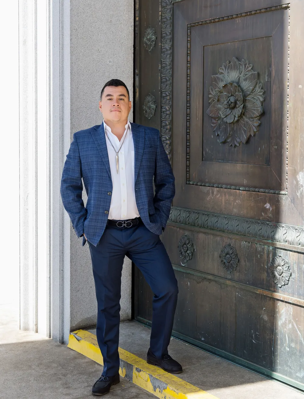 Alfredo Reyes en la entrada del edificio municipal y del condado de Denver