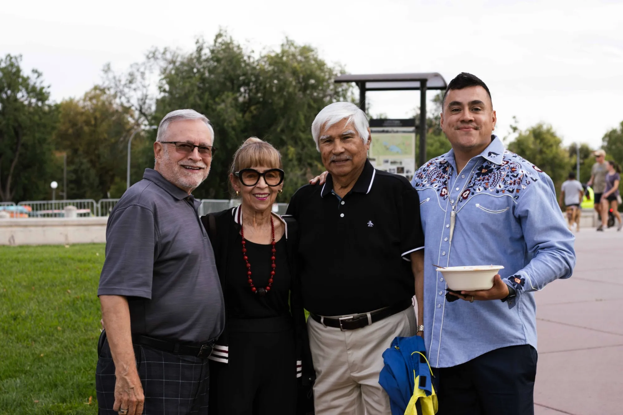 Alfredo Reyes con mentores y vecinos de toda la vida en el arranque