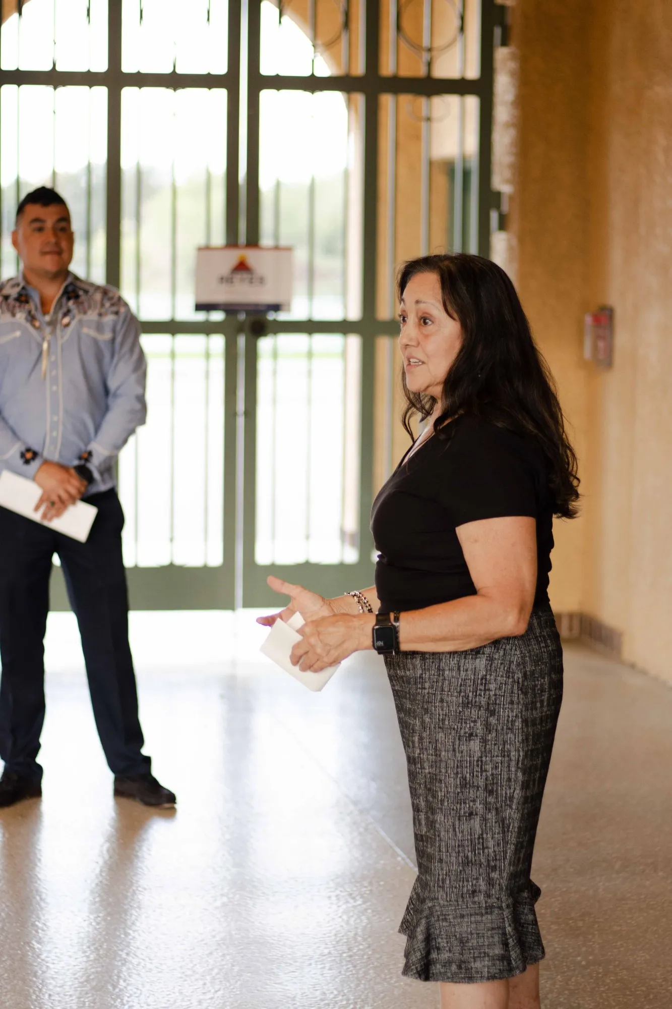 Una simpatizante dando la bienvenida en el pabellón de City Park
